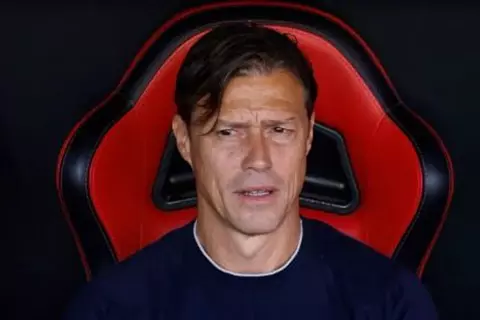 رسميا.. إشبيلية يعلن إقالة مدربه